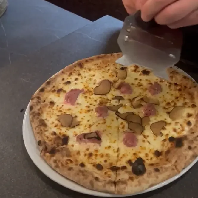 Pizza mit italienischer Salsiccia und schwarzem Trüffel