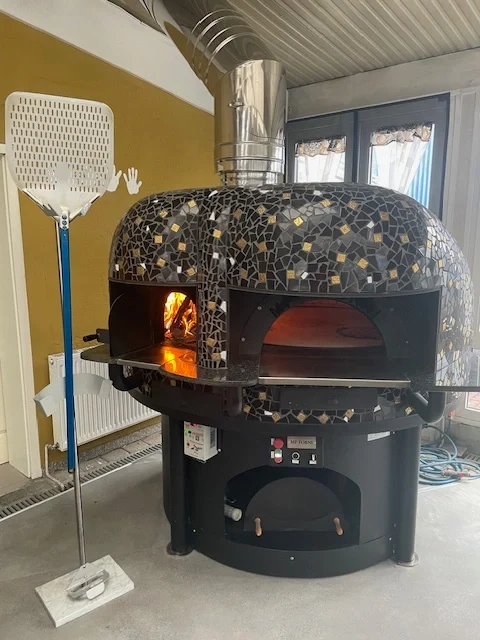 Holzofen mit glühenden Flammen in der Trattoria Gusto Da Davide e Hind - italienische Pizza in Stockstadt am Rhein