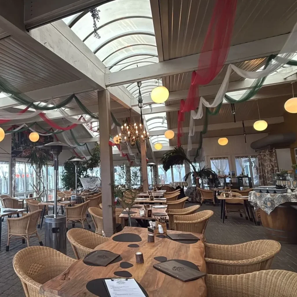 Gemütlicher Gastraum mit Wintergarten in der Trattoria Gusto Da Davide e Hind Stockstadt