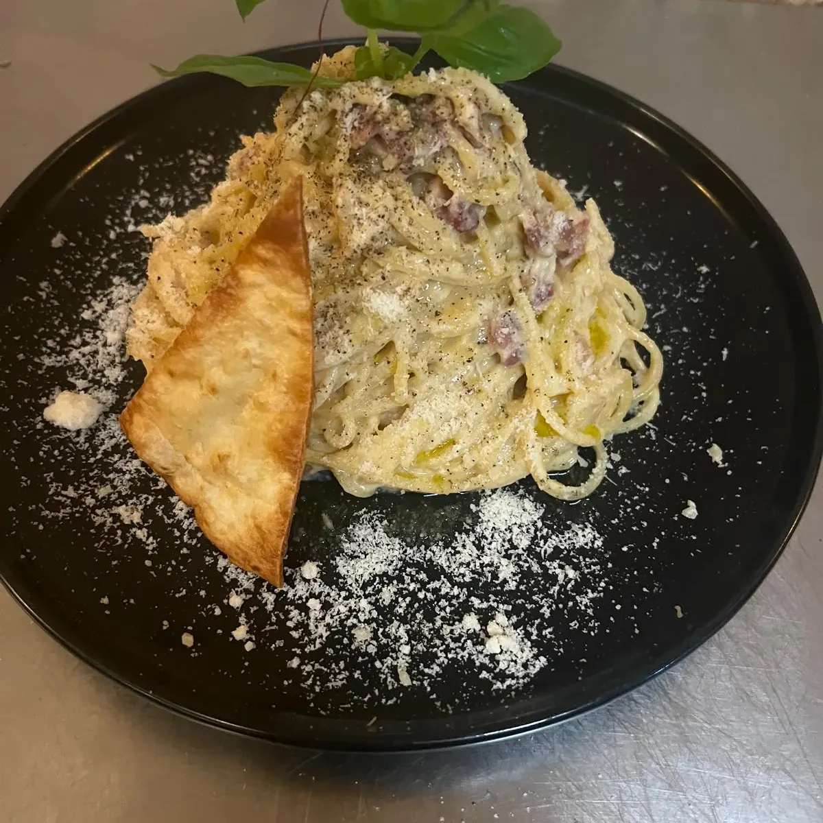 Teller mit hausgemachten Spaghetti Carbonara - Trattoria Gusto Da Davide e Hind